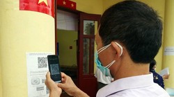 Người dân quét mã QR để khai báo y tế (Ảnh - Anh Tuấn) 