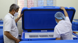 Thứ trưởng Bộ Y tế Nguyễn Trường Sơn kiểm tra kho bảo quản vaccine phòng COVID-19 (Ảnh - Ngọc Mai) 