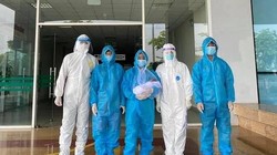 Các bác sĩ chúc mừng bệnh nhân được xuất viện (Ảnh - BVCC) 