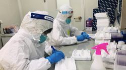 Nhân viên y tế làm việc trong phòng xét nghiệm COVID-19 (Ảnh - BYT) 