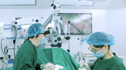 Ths.BS. Đinh Hữu Việt - Trưởng khoa Nam học thực hiện phẫu thuật vi phẫu tìm tinh trùng - Micro TESE cho bệnh nhân (Ảnh - BVCC) 