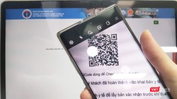 Người dân quét mã QR để khai báo y tế (Ảnh - Minh Thuý) 