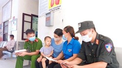 Thượng úy Lê Bá Tứ và Thượng úy Đỗ Nam Duy chuẩn bị hiến máu cứu các cháu bé bị bệnh tan máu bẩm sinh (Ảnh - CAND) 