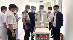 Thứ trưởng Bộ Y tế Nguyễn Trường Sơn kiểm tra đột xuất tiến độ hoàn thiện của Trung tâm hồi sức tích cực (Ảnh - Ngọc Mai) 