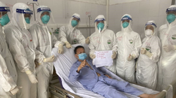 Bệnh nhân G. cảm ơn các bác sĩ sau khi hồi phục (Ảnh - Ngọc Mai)