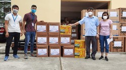 Cán bộ tiếp nhận thuốc và sản phẩm y dược cổ truyền tại Bệnh viện Y học Cổ truyền Bắc Giang (Ảnh - Đức Duy) 