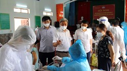 Thứ trưởng Bộ Y tế Nguyễn Trường Sơn và lãnh đạo Sở Y tế Bắc Giang kiểm tra công tác tiêm chủng tại huyện Lạng Giang (Ảnh - Đức Duy)