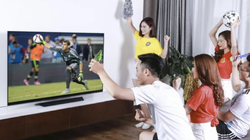 Tụ tập đông người xem đá bóng (Ảnh minh hoạ) 