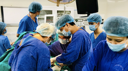 Các bác sĩ phẫu thuật cấp cứu cho bệnh nhân (Ảnh - BVCC) 