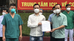 Bệnh nhân N.V.G. được công bố khỏi bệnh (Ảnh - Ngọc Mai) 