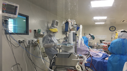 Các bác sĩ chăm sóc cho bệnh nhân 2983 (Ảnh - BVCC)