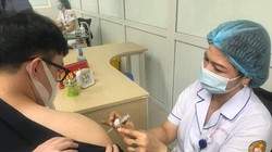 Nhân viên y tế tiêm vaccine phòng COVID-19 cho tình nguyện viên (Ảnh - BYT) 