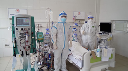 Bác sĩ điều trị cho bệnh nhân COVID-19 nặng (Ảnh - Ngọc Mai) 