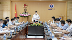 Bộ trưởng Bộ Y tế chỉ đạo tại cuộc họp về chiến dịch tiêm vaccine phòng COVID-19 (Ảnh - BYT) 