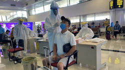 Nhân viên y tế lấy mẫu xét nghiệm COVID-19 cho người dân tại sân bay (Ảnh - BYT) 