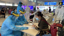 Nhân viên y tế hướng dẫn hành khách khai báo y tế ngay tại sân bay (Ảnh - Hồng Hạnh) 