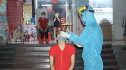 Nhân viên y tế lấy mẫu xét nghiệm COVID-19 cho người dân ở phường Phan Đình Phùng (Ảnh - TNTV) 