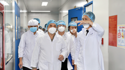 Thủ tướng Phạm Minh Chính thăm Công ty cổ phần công nghệ sinh học dược Nanogen-đơn vị nghiên cứu, sản xuất vaccine phòng COVID-19 Nanocovax tại khu công nghệ cao TP. Hồ Chí Minh (Ảnh: Nhật Bắc)