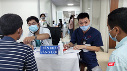 Bác sĩ khám sàng lọc cho người dân trước khi tiêm vaccine phòng COVID-19 (Ảnh - Minh Thuý) 