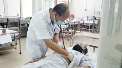 PGS.TS. Đỗ Duy Cường thăm khám cho bệnh nhân tại Trung tâm bệnh nhiệt đới, Bệnh viện Bạch Mai (Ảnh - BVCC) 