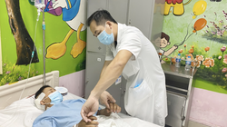 Bác sĩ khám cho bệnh nhân sau phậu thuật (Ảnh- BVCC) 