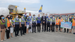 Bộ Y tế tiếp nhận hơn 97.000 liều vaccine phòng COVID-19 của Pfizer/BioNtech (Ảnh - Trần Minh) 