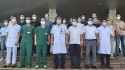 TS. Phạm Ngọc Thạch - Giám đốc Bệnh viện Bệnh Nhiệt đới Trung ương - gặp mặt 30 bác sĩ, điều dưỡng lên đường chống COVID-19 ở TP. Hồ Chí Minh (Ảnh - Đặng Thanh) 