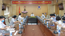 Bộ trưởng Bộ Y tế Nguyễn Thanh Long chỉ đạo cuộc họp (Ảnh - Trần Minh) 