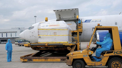 Vaccine phòng COVID-19 của Pfizer về đến Việt Nam (Ảnh - Trần Minh) 