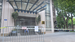 Bộ Công Thương tạm thời phong tỏa tòa nhà 25 Ngô Quyền sau khi một ca dương tính từng tới đưa công văn (Ảnh - Đinh Huy) 