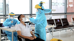 Nhân viên y tế lấy mẫu xét nghiệm COVID-19 cho người dân (Ảnh - Xuân Hải) 