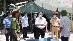 Chủ tịch UBND TP. Hà Nội Chu Ngọc Anh kiểm tra chốt kiểm soát dịch COVID-19 (Ảnh - Xuân Hải) 