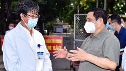 Thủ tướng Chính phủ Phạm Minh Chính động viên, kiểm tra, đôn đốc nhiệm vụ phòng chống dịch COVID-19 tại Bình Dương (Ảnh - VGP) 