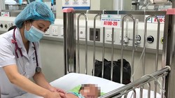 Bác sĩ chăm sóc cho một bệnh nhi đang điều trị ở Bệnh viện Nhi Trung ương (Ảnh - BVCC) 