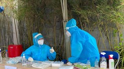 Cán bộ y tế trao đổi về công tác lấy mẫu xét nghiệm (Ảnh - BYT)