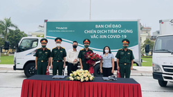 PGS.TS. Dương Thị Hồng - Phó Viện trưởng Viện Vệ sinh dịch tễ trung ương, Trưởng Văn phòng Tiêm chủng mở rộng quốc gia - chứng kiến buổi bàn giao xe lạnh chuyên dụng vận chuyển vaccine cho Quân khu 3 (Ảnh - BYT) 