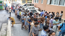 Người dân chen nhau đi tiêm vaccine phòng COVID-19 ở Bệnh viện E (Ảnh - VTC) 