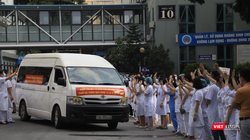 Đoàn 35 bác sĩ, điều dưỡng ở Bệnh viện Hữu Nghị lên đường chi viện cho TP. HCM (Ảnh - Minh Thuý) 