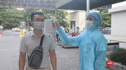 Kiểm tra nhiệt độ cho người dân trước khi vào bệnh viện (Ảnh - Minh Thuý) 