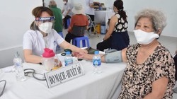 TP. HCM tiêm vaccine phòng COVID-19 cho người cao tuổi tại Trung tâm Y tế Quận 3 (Ảnh - Vũ Mạnh Cường) 