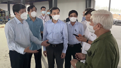 Bộ trưởng Bộ Y tế Nguyễn Thanh Long cùng khảo sát địa điểm xây dựng Trung tâm ICU quy mô 500 giường (Ảnh - Thái Bình) 