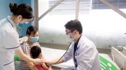 Bác sĩ khám cho bệnh nhi (Ảnh - BVCC) 