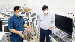Bộ trưởng Bộ Y tế Nguyễn Thanh Long cùng Cục trưởng Cục Quản lý Khám, chữa bệnh Lương Ngọc Khuê kiểm tra các trang thiết bị y tế được chuyển cho trung tâm hồi sức tích cực (Ảnh - NH)