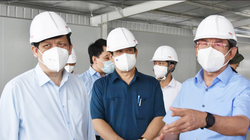 Bộ trưởng Bộ Y tế Nguyễn Thanh Long và Bí thư Thành ủy TP.HCM Nguyễn Văn Nên kiểm tra tiến độ thiết lập các trung tâm hồi sức tích cực COVID-19 (Ảnh - Khôi Nguyễn) 