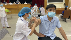 Nhân viên y tế tiêm vaccine phòng COVID-19 cho người dân ở Trường Đại học Bách Khoa (Ảnh - TTYTHBT) 