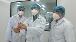 Các chuyên gia kiểm tra vaccine phòng COVID-19 (Ảnh - Anh Văn) 