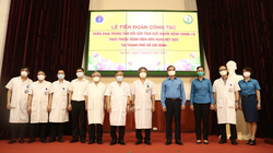 GS. TS. Trần Bình Giang -Giám đốc Bệnh viện Hữu nghị Việt Đức (thứ 5 từ phải sang) tiễn đoàn công tác lên đường thực hiện nhiệm vụ tại trung tâm hồi sức tích cực ở TP. HCM (Ảnh - BVCC) 