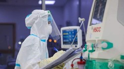 Bác sĩ trực cấp cứu cho bệnh nhân (Ảnh - BYT) 