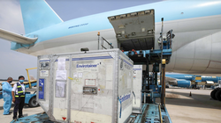 Gần 600.000 liều vaccine phòng COVID-19 của AstraZeneca về đến sân bay Tân Sơn Nhất (TP. HCM) (Ảnh - VNVC)