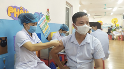 Nhân viên y tế tiêm vaccine phòng COVID-19 cho đối tượng ưu tiên (Ảnh - SYTHN)